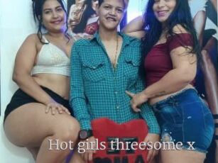 Hot_girls_threesome_x